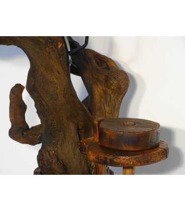 Holzmetallleuchter aus einer Baumwurzel und eine alte Butterkanne